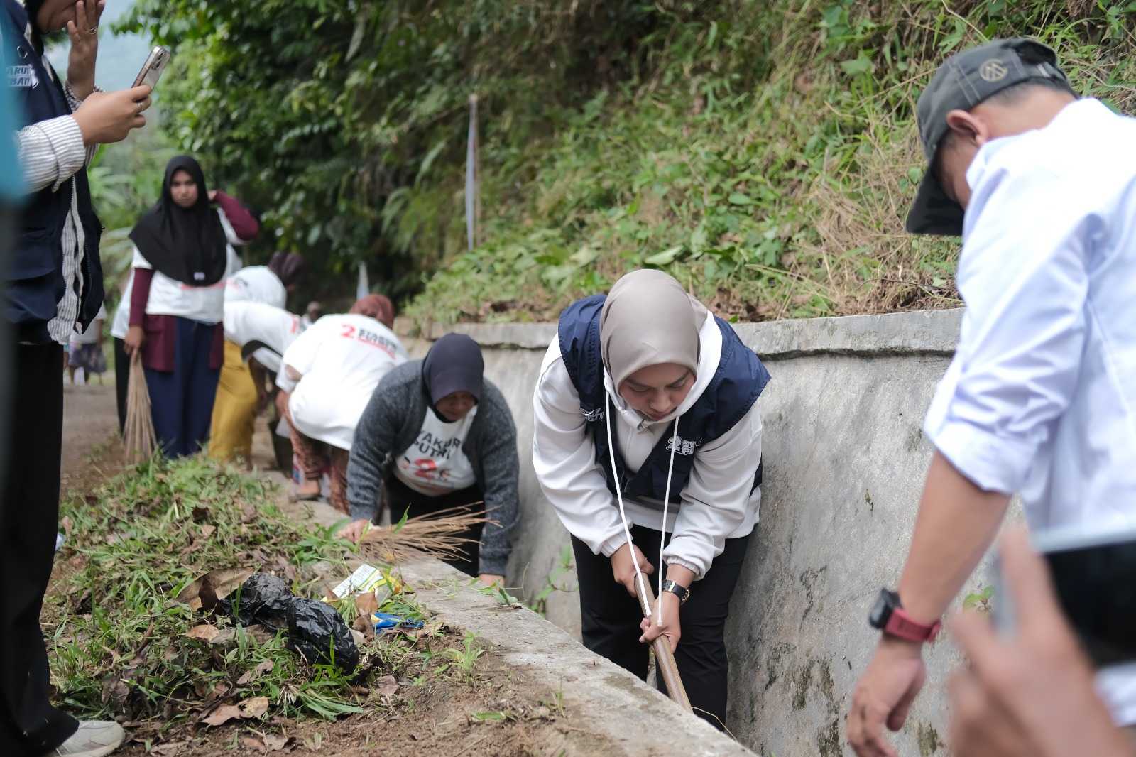 Putri Karlina Turun Langsung Bersihkan Selokan, Bukti Kepeduliannya terhadap Kebersihan Desa